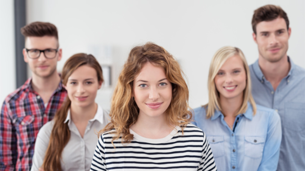 Photo de 5 personnes de face (bustes et visages)
